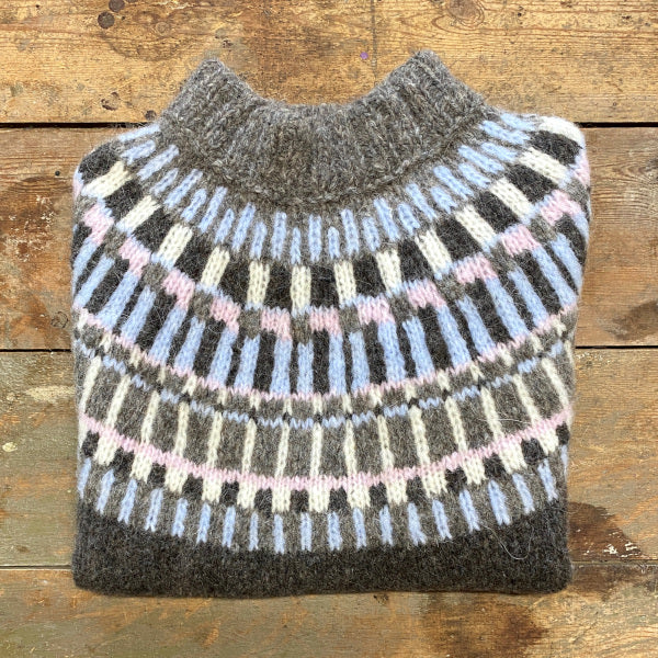 Strikkeopskrift Sweater i Børstet Uld strikket på pind 6 skøn mønsterstrik til damer strikket Top Down