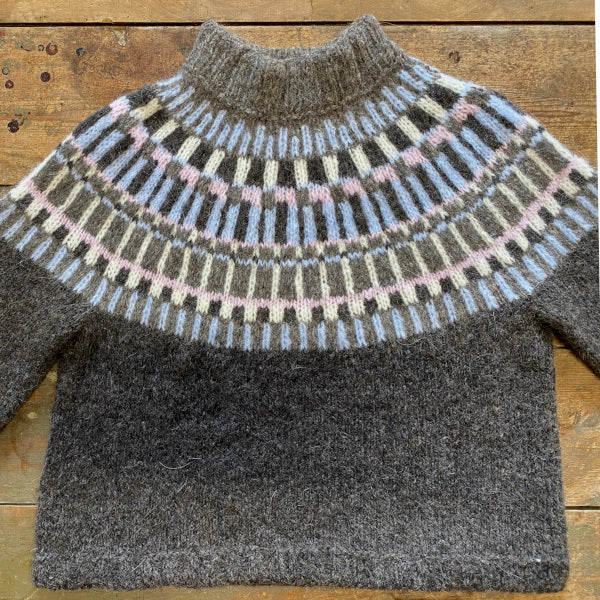 Strikkeopskrift Sweater Søster Berta Hjertegarn strikket på pind 6 skøn mønsterstrik til damer strikket Top Down