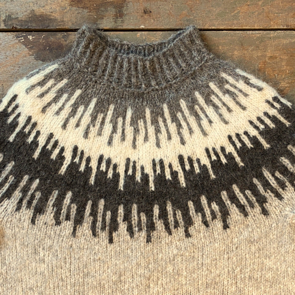 Strikkeopskrift tyk sweater med smuk mønsterstrik Børstet Uld Hjertegarn
