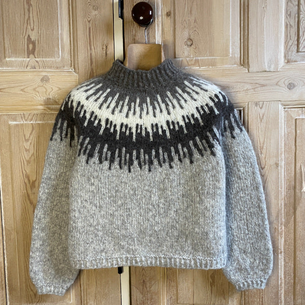 Strikkeopskrift tyk sweater med smuk mønsterstrik