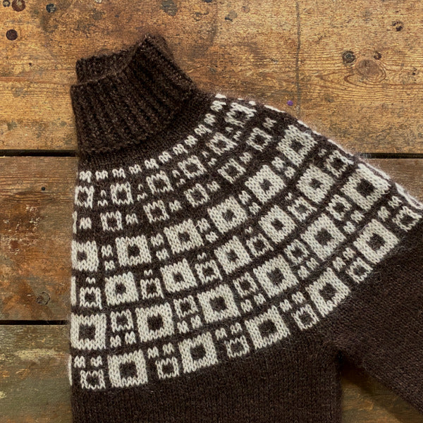 Strikkeopskrift Søster Rita Mønsterstrikket Sweater blødt garn Top Down pind 4 Hjertegarn