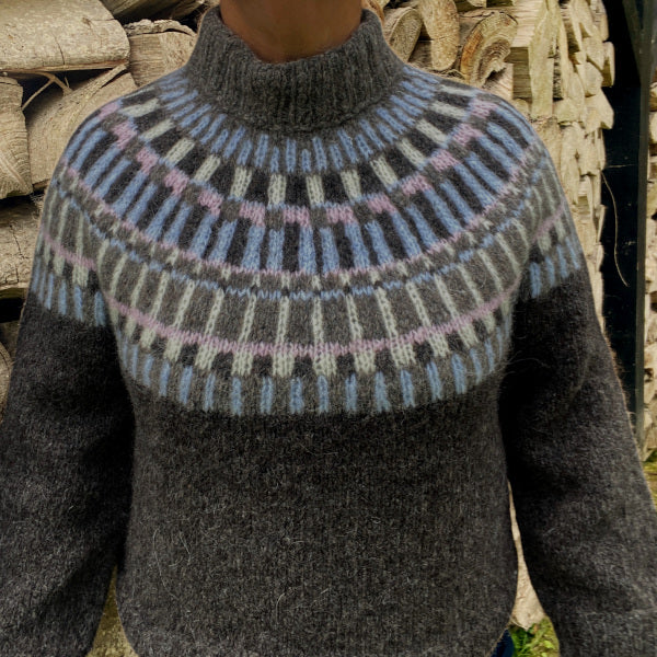 Strikkeopskrift Sweater i Børstet Uld strikket på pind 6 skøn mønsterstrik til damer strikket Top Down Vamset Sweater