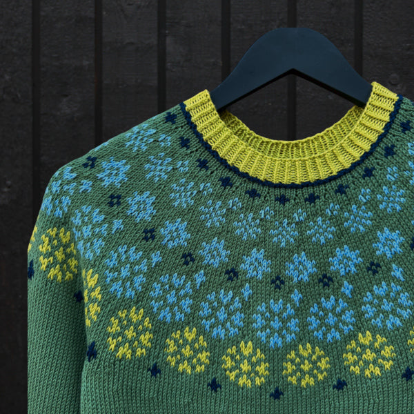 Strikkeopskrift Stjernedrys Bluse All Seasons garn pind 3 top down julebluse eller stjernedrys bluse fra 1 år til 10 år uld/bomuld blødt garn grøn