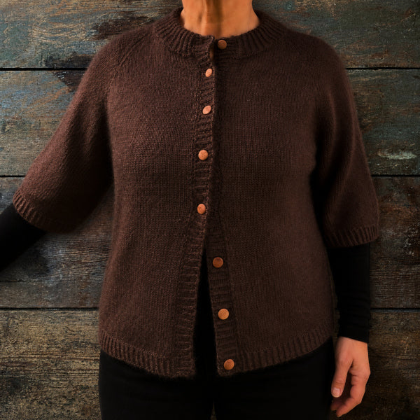 Strikkeopskrift Theas Trøje bredt kort ærme cardigan med knapper i super blødt garn top down