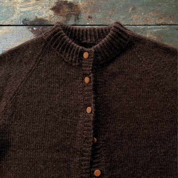 Strikketopskrift kort trøje med bredt ærme i luksuriøst garn, der giver et eksklusivt udtryk. Strikket Top Down på pind 4 i 8 størrelser. Hjerte Fine og Silk Kid Mohair