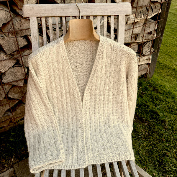 Strikkeopskrift Iduns Trøje basis cardigan i fint ribmønster let garn pind 3½ New Arezzo og tynd alpaca 400 åben trøje