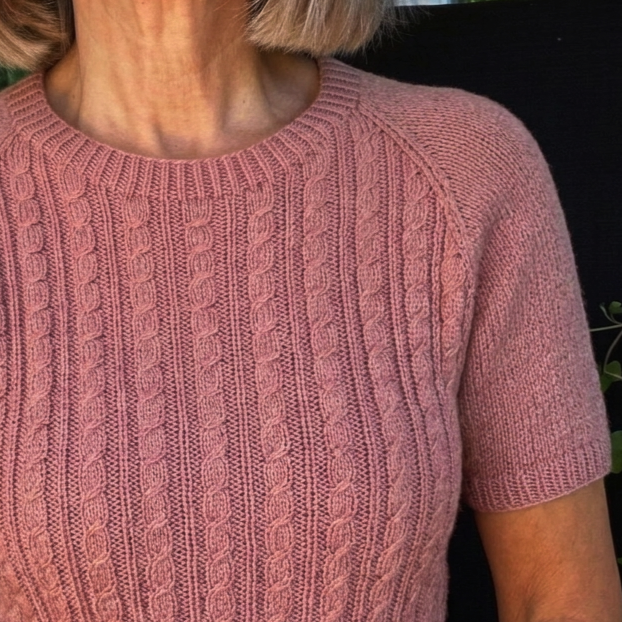 Strikkeopskrift Vibe sommer sommerbluse med kort ærme med struktur og snoninger i blødt sommergarn
