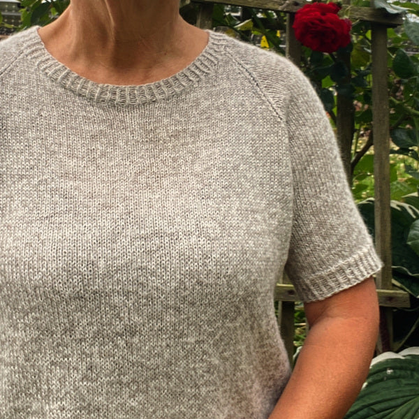 Hanne Larsen Strik - Strikkeopskrift - Strikket Sommerbluse - Saga Sommer - TRIO Isager - Isageryarn