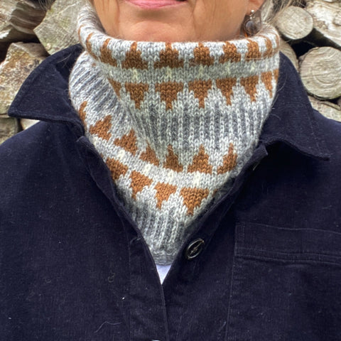 Hanne Larsen Strik - Strikkeopskrift - Ragnas Halsedisse - Mønsterstrik - Strikket Halsedisse - Alva Filcolana - Saga Filcolana